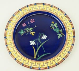 Flower dessert plate with Greek key border